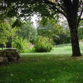 LE JARDIN HABITÉ ET LE JARDIN POTAGER PRÈS DE LA SOURCE