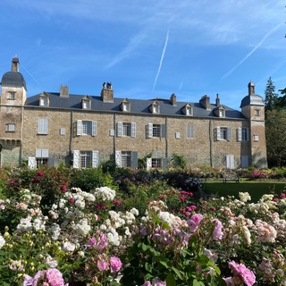 Jardin de roses de l'abbaye de Beaulieu en Rouergue