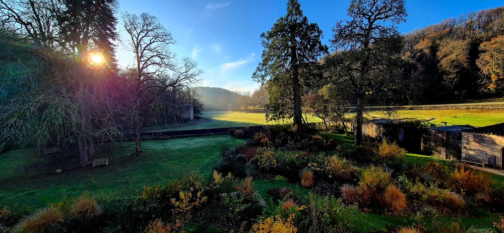 Jardin de roses de l'abbaye de Beaulieu en Rouergue