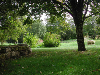 LE JARDIN HABITÉ ET LE JARDIN POTAGER PRÈS DE LA SOURCE