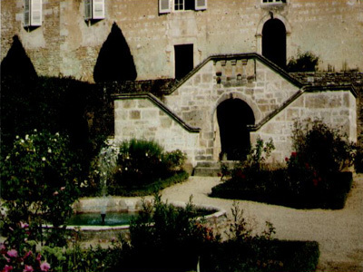 ENTRE COUR ET JARDIN