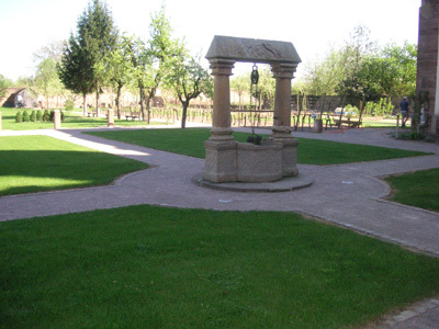 JARDIN DU CLOITRE DE L'ABBATIALE SAINT CYRIAQUE