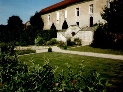 ENTRE COUR ET JARDIN