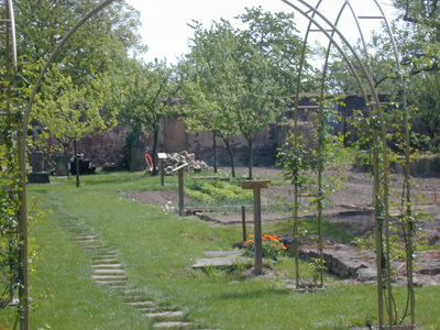 JARDIN DU CLOITRE DE L'ABBATIALE SAINT CYRIAQUE