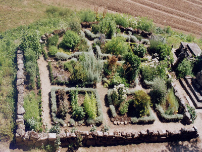 JARDIN MÉDIÉVAL DE PLANTES AROMATIQUES ET MÉDICINALES DE LA COMMANDERIE DE SALLEBRUNEAU