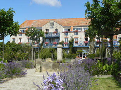 LES JARDINS DE L'AUBERGE LA FONTAINE AUX BRETONS