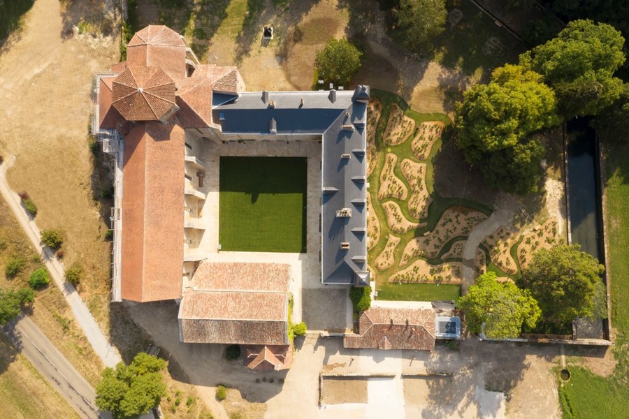 Jardin de roses de l'abbaye de Beaulieu en Rouergue